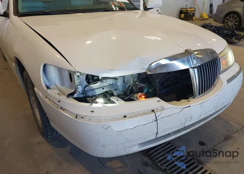 1999 Lincoln Town Car Executive z USA, uszkodzony, nr VIN 1LNHM81W4XY681649